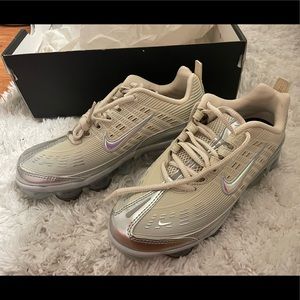 NIKE AIR VAPORMAX 360
FOSSIL/METALLIC SILVER